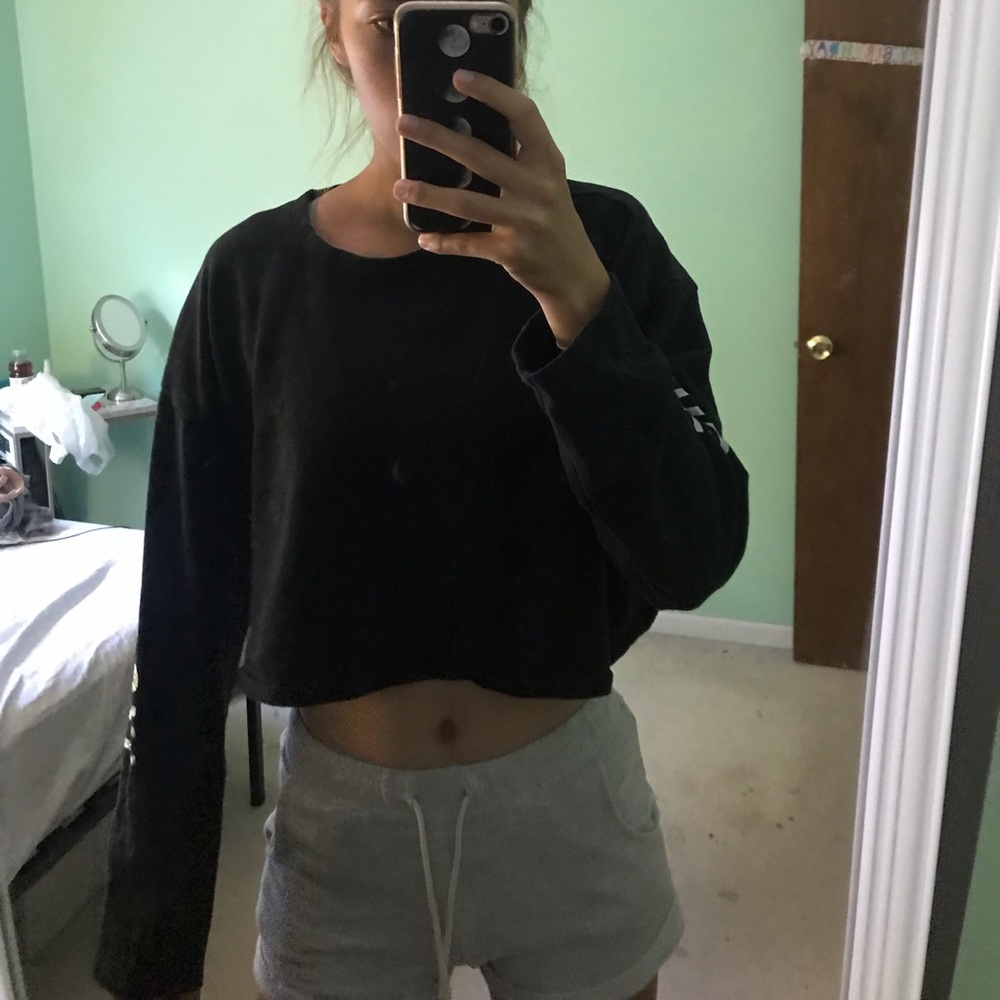 Victoria sport black crop crew neck